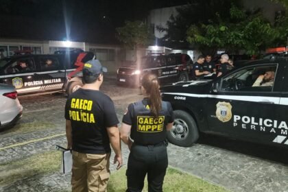 Em trabalho de investigação conjunta, o Gaeco do MPPE e a Polícia Civil de Pernambuco deflagraram na manhã de hoje (19) a segunda etapa da Operação Alvitre. Em trabalho de investigação conjunta, o Gaeco do MPPE e a Polícia Civil de Pernambuco deflagraram na manhã de hoje (19) a segunda etapa da Operação Alvitre.