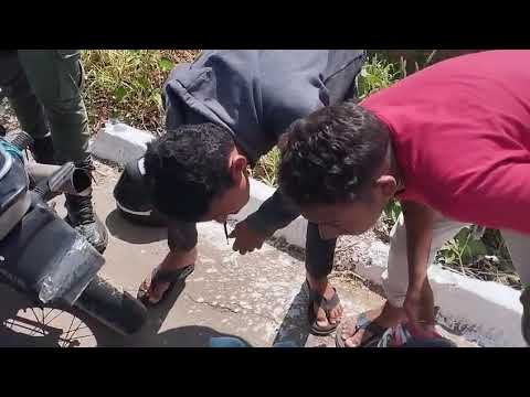 POLICIAIS OBRIGAM JOVENS A OUVIR ESCAPAMENTO DE MOTO BARULHENTA DURANTE ABORDAGEM EM IPUBI- PE