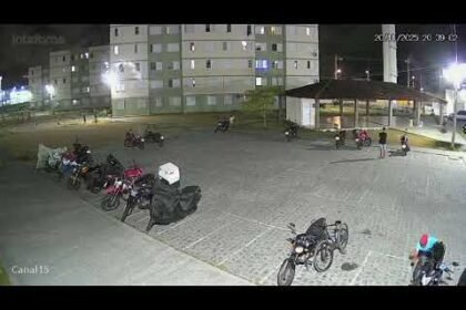 Indivíduo furando os pneus das motocicletas no Condomínio Encanta Moça, no Pina. Indivíduo furando os pneus das motocicletas no Condomínio Encanta Moça, no Pina.