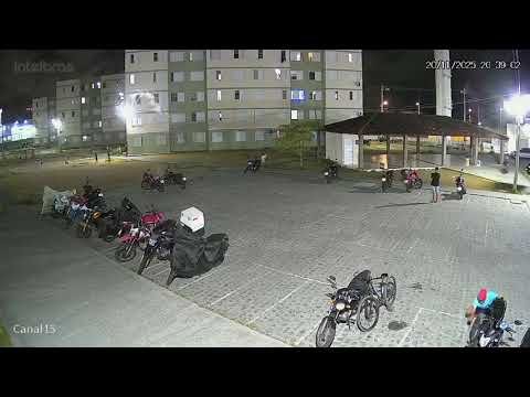 Indivíduo furando os pneus das motocicletas no Condomínio Encanta Moça, no Pina.