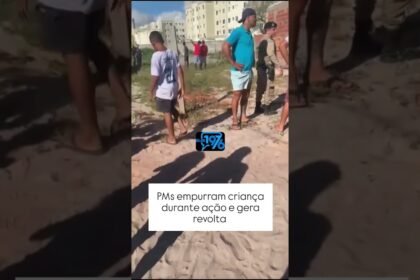 Policial militar empurra menino no chão durante ação de despejo na Bahia ! O fato gerou indignação !