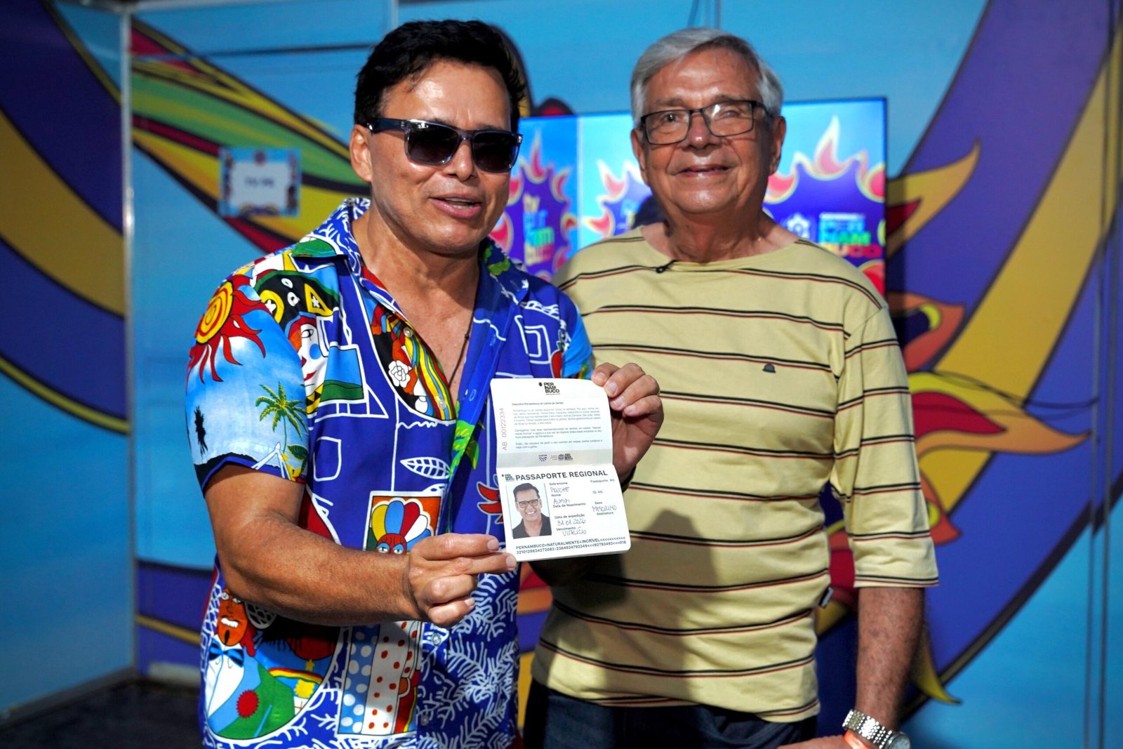 NÃO PODERIA FALTAR ELE O CANTOR ALMIR ROUCHE AO LADO DO PREFEITO PAULO GALVÃO QUE DEU O PASSAPORTE DO PERNAMBUCO MEU PAÍS