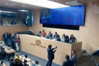 CÂMARA DO RECIFE ARQUIVA PEDIDO DE IMPEACHMENT CONTRA JOÃO CAMPOS; DENÚNCIA REJEITADA POR 25 VOTOS